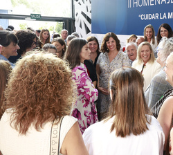 Doña Letizia conversando con un grupo de asistentes al II Homenaje a la Enfermería.