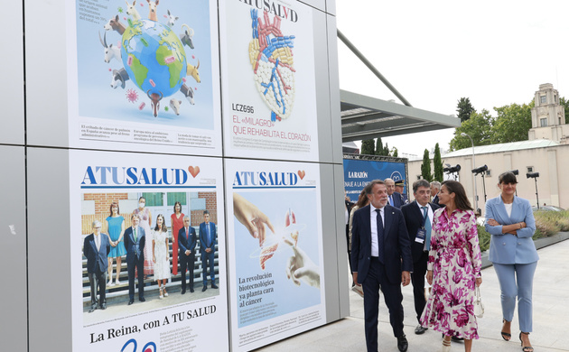 Su Majestad la Reina a su llegada a la sede del diario La Razón, donde tuvo lugar el II Homenaje a la Enfermería.