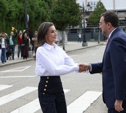 Su Majestad la Reina recibió el saludo del presidente del Principado de Asturias, Adrián Barbón