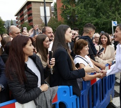Doña Letizia recibe el saludo del público presente a su llegada al C.P. Gesta de Oviedo