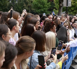 El público presente saluda a Doña Letizia a su llegada