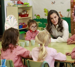 Doña Letizia en un corrillo junto a los alumnos del aula de 1º infantil