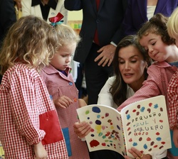 Los alumnos de 1º infantil muestran a Su Majestad la Reina los dibujos que han realizado en el libro que le han regalado