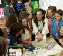 Doña Letizia durante su visita en el aula de 2º primaria
