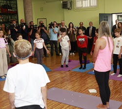 Su Majestad la Reina asiste a una clase de yoga durante su visita