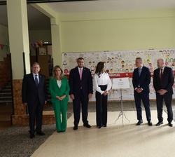 Su Majestad la Reina acompañada de las autoridades junto a la placa conmemorativa de su visita