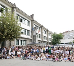 Fotografía de grupo de Su Majestad la Reina junto a alumnos, profesores y personal de administración y servicios del centro