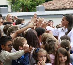 Doña Letizia se despide de los alumnos tras la fotografía de grupo