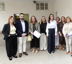Su Majestad la Reina Doña Letizia junto a personal del Consejo Escolar y representantes del AMPA