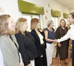 Doña Letizia recibe el saludo de los representantes del Consejo Escolar y del AMPA