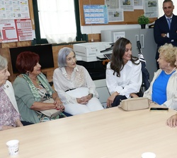 Doña Letizia durante su encuentro con exprofesores y exalumnos del centro que coincidieron con ella en su etapa de alumna