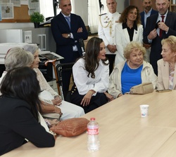 Su Majestad la Reina conversa con exprofesores y exalumnos del centro que coindieron con ella en su etapa de alumna