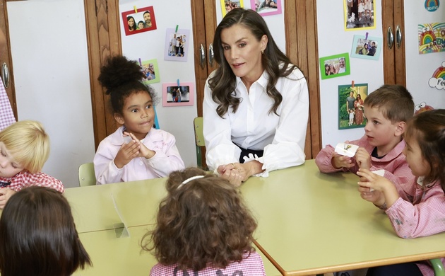 Doña Letizia conversa con los alumnos del aula de 1º infantil
