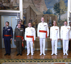 Fotografía de grupo de Su Majestad el Rey con un grupo de generales de división y vicealmirantes