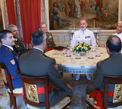 Su Majestad el Rey durante la audiencia militar a un grupo de generales de división y vicealmirantes