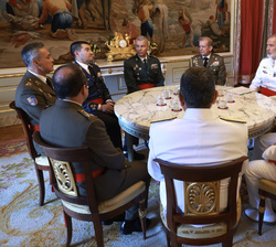 Su Majestad el Rey durante la audiencia militar a un grupo de generales de división y vicealmirantes