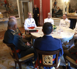 Su Majestad el Rey durante la audiencia militar a un grupo de generales de división y vicealmirantes