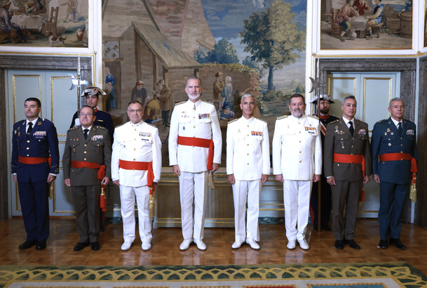 Fotografía de grupo de Su Majestad el Rey con un grupo de generales de división y vicealmirantes