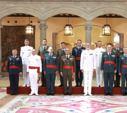 Fotografía de Su Majestad el Rey con un un grupo de generales de brigada y contralmirantes
