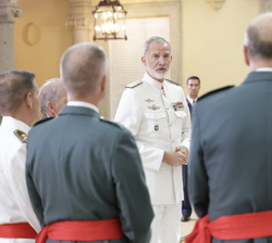 Su Majestad el Rey durante la audiencia militar a un un grupo de generales de brigada y contralmirantes