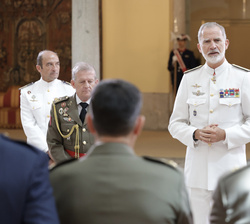 Su Majestad el Rey durante la audiencia militar a un un grupo de generales de brigada y contralmirantes
