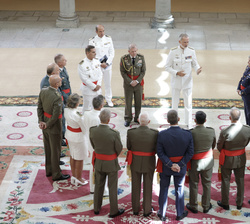 Su Majestad el Rey durante la audiencia militar a un un grupo de generales de brigada y contralmirantes