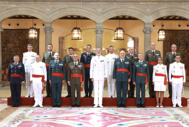 Fotografía de Su Majestad el Rey con un un grupo de generales de brigada y contralmirantes