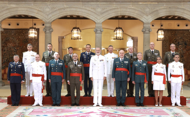 Fotografía de Su Majestad el Rey con un un grupo de generales de brigada y contralmirantes