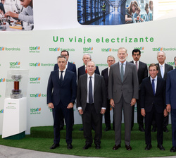 Fotografía de grupo de Su Majestad el Rey con las autoridades y dirección de Iberdrola