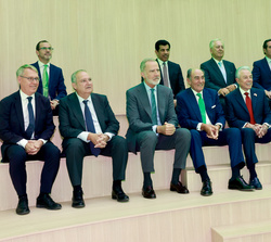  Su Majestad el Rey con las autoridades y dirección de Iberdrola durante la proyección de un vídeo sobre la exposición