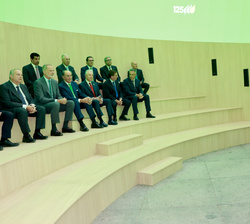  Su Majestad el Rey con las autoridades y dirección de Iberdrola durante la presentación de la exposición