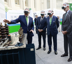  Su Majestad el Rey con gafas de realidad virtual en el bloque de "experiencia inmersiva"