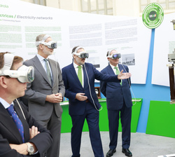 Su Majestad el Rey con gafas de realidad virtual en el bloque de "experiencia inmersiva"