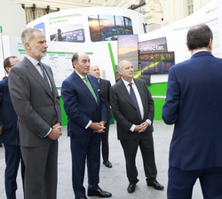 Su Majestad el Rey durante su recorrido por la exposición