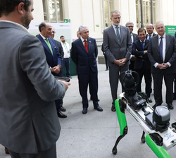 Su Majestad el Rey observa un robot de Iberdrola