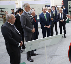 Su Majestad el Rey atiende a las explicaciones sobre una turbina de producción de electricidad