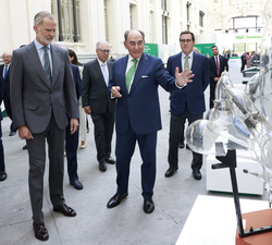 Su Majestad el Rey durante su recorrido por la exposición “Un viaje electrizante: una experiencia inmersiva Iberdrola”