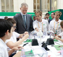 Su Majestad el Rey en uno de los talleres educativos con un grupo de alumnos de 1º y 2º de la ESO