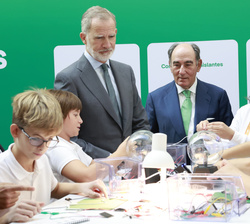 Su Majestad el Rey en uno de los talleres educativos con un grupo de alumnos de 1º y 2º de la ESO