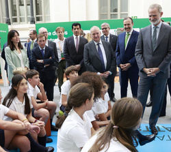 Su Majestad el Rey conversa con un grupo de alumnos de 1º y 2º de la ESO que realizaban un taller educativo