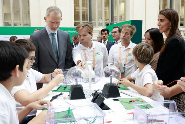 Su Majestad el Rey en uno de los talleres educativos con un grupo de alumnos de 1º y 2º de la ESO