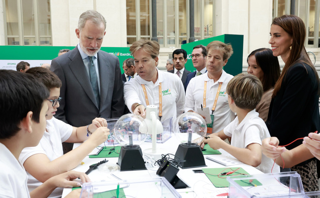 Su Majestad el Rey en uno de los talleres educativos con un grupo de alumnos de 1º y 2º de la ESO