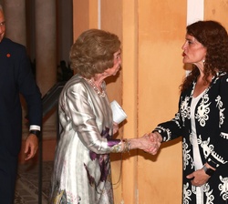 Doña Sofía recibe el saludo de la secretaria general de investigación, Eva Ortega, a su llegada al Real Alcázar de Sevilla