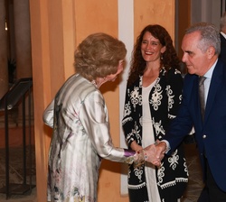 Doña Sofía recibe el saludo de uno de los científicos que la recibieron a su llegada al Real Alcázar de Sevilla