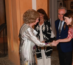 S.M. la Reina Doña Sfía recibe el saludo de una de las científicas que, junto a otras autoridades, la recibieron a su llegada al Real Alcázar de Sevil
