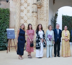 Fotografía de grupo de Doña Sofía junto a las autoridades que la recibieron a su llegada al Real Alcázar de Sevilla
