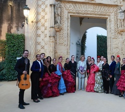 Fotografía de grupo de Doña Sofía junto a los estudiantes de sexto del Conservatorio Profesional de Danza Antonio Ruiz Soler de Sevilla después del co