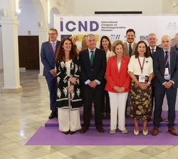 Fotografía de grupo de Doña Sofía junto a las autoridades participantes en el acto de inauguración del Congreso Internacional de Enfermedades Neurodeg