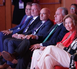 Su Majestad la Reina Doña Sofía ocupa su lugar en la primera fila de asientos