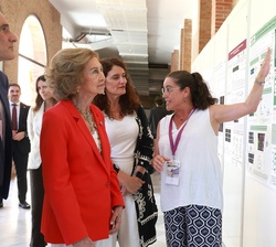 Doña Sofía atiende a las explicaciones durante su recorrido por los posters científicos